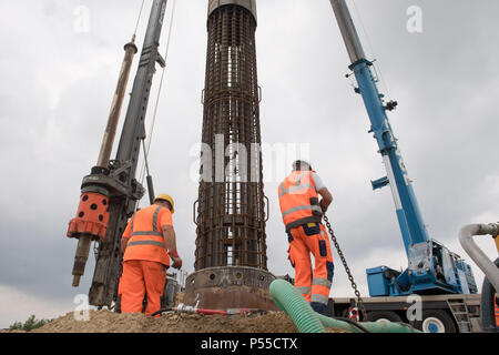 19 juin 2018, l'Allemagne, l'Tribsees : une entreprise conjointe par deux grandes entreprises de construction travaillant sur la base d'un pont de fortune sur le site de construction de l'autoroute A20 (vue aérienne avec un drone). Le coût total de la construction de la passerelle de fortune à un montant total de 51,3 millions d'euros selon le ministre des Transports Pegel, dont 31 millions sont affectés à la fondation travaille. Un total de 232 pilon - d'un diamètre de 1,2 mètres et une longueur moyenne de 24 mètres - sont nécessaires pour la construction. A près de 100 mètres de long tronçon de la A20 a coulé dans la zone marécageuse gr Banque D'Images