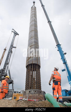 19 juin 2018, l'Allemagne, l'Tribsees : une entreprise conjointe par deux grandes entreprises de construction travaillant sur la base d'un pont de fortune sur le site de construction de l'autoroute A20 (vue aérienne avec un drone). Le coût total de la construction de la passerelle de fortune à un montant total de 51,3 millions d'euros selon le ministre des Transports Pegel, dont 31 millions sont affectés à la fondation travaille. Un total de 232 pilon - d'un diamètre de 1,2 mètres et une longueur moyenne de 24 mètres - sont nécessaires pour la construction. A près de 100 mètres de long tronçon de la A20 a coulé dans la zone marécageuse gr Banque D'Images