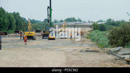 19 juin 2018, l'Allemagne, l'Tribsees : une entreprise conjointe par deux grandes entreprises de construction travaillant sur la base d'un pont de fortune sur le site de construction de l'autoroute A20 (vue aérienne avec un drone). Le coût total de la construction de la passerelle de fortune à un montant total de 51,3 millions d'euros selon le ministre des Transports Pegel, dont 31 millions sont affectés à la fondation travaille. Un total de 232 pilon - d'un diamètre de 1,2 mètres et une longueur moyenne de 24 mètres - sont nécessaires pour la construction. A près de 100 mètres de long tronçon de la A20 a coulé dans la zone marécageuse gr Banque D'Images