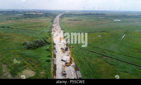 19 juin 2018, l'Allemagne, l'Tribsees : une entreprise conjointe par deux grandes entreprises de construction travaillant sur la base d'un pont de fortune sur le site de construction de l'autoroute A20 (vue aérienne avec un drone). Le coût total de la construction de la passerelle de fortune à un montant total de 51,3 millions d'euros selon le ministre des Transports Pegel, dont 31 millions sont affectés à la fondation travaille. Un total de 232 pilon - d'un diamètre de 1,2 mètres et une longueur moyenne de 24 mètres - sont nécessaires pour la construction. A près de 100 mètres de long tronçon de la A20 a coulé dans la zone marécageuse gr Banque D'Images