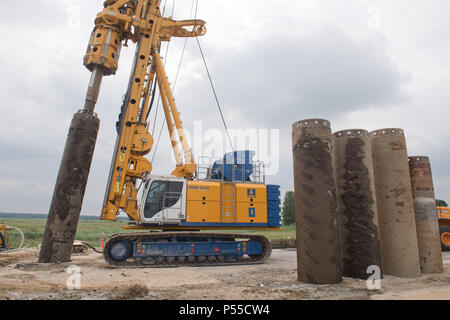 19 juin 2018, l'Allemagne, l'Tribsees : une entreprise conjointe par deux grandes entreprises de construction travaillant sur la base d'un pont de fortune sur le site de construction de l'autoroute A20 (vue aérienne avec un drone). Le coût total de la construction de la passerelle de fortune à un montant total de 51,3 millions d'euros selon le ministre des Transports Pegel, dont 31 millions sont affectés à la fondation travaille. Un total de 232 pilon - d'un diamètre de 1,2 mètres et une longueur moyenne de 24 mètres - sont nécessaires pour la construction. A près de 100 mètres de long tronçon de la A20 a coulé dans la zone marécageuse gr Banque D'Images