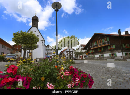 Oy, Withtelberg Deutschland. 22 Juin, 2018. 22.06.2018, la Bavière, Oy-withtelberg Blumengeschmuckt : est le centre du quartier Oy. (Dpa-KORR : 'la bouse de vache, de café, des herbes : Comment un parfum veut attirer les touristes' à partir de 24.06.2018) Crédit : Karl-Josef Opim/dpa | dans le monde d'utilisation/dpa/Alamy Live News Banque D'Images