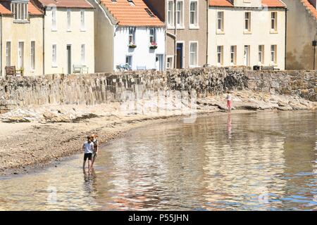 Pittenweem, Fife, Scotland, UK - 25 juin 2018 : France - de vous rafraîchir dans le milieu jour soleil comme sur la côte de Fife Pittenweem ressemble à la Méditerranée d'aujourd'hui Crédit : Kay Roxby/Alamy Live News Banque D'Images