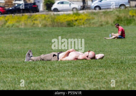 Bath, Royaume-Uni, le 25 juin, 2018. Que le Royaume-Uni bénéficie d'un autre jour ensoleillé chaud, un homme est représenté profitant du beau temps, en face de la célèbre Royal Crescent., les prévisionnistes prévoient que le beau temps se poursuivra au cours de la semaine prochaine. Credit : lynchpics/Alamy Live News Banque D'Images