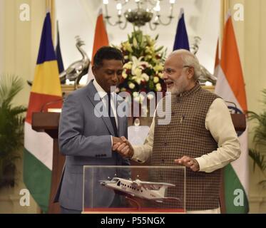 New Delhi, Inde. 25 Juin, 2018. Le Premier Ministre indien Narendra Modi (R), serre la main avec les visites du Président des Seychelles Danny Faure à Hyderabad House à New Delhi, Inde, le 25 juin 2018. Credit : Stinger/Xinhua/Alamy Live News Banque D'Images