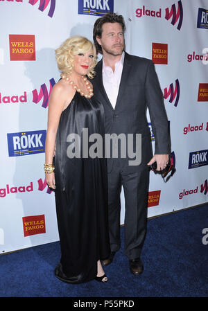 Tori Spelling, Dean McDermott au 22th GLAAD Awards à l'hôtel Westin Bonaventure Hotel à Los Angeles.Tori Spelling, Dean McDermott  81 ------------- Red Carpet Event, Vertical, USA, Cinéma, Célébrités, photographie, Bestof, Arts, Culture et divertissement, Célébrités Topix fashion / Vertical, Best of, événement dans la vie d'Hollywood, Californie - Tapis rouge et en backstage, USA, Cinéma, Célébrités, cinéma, télévision, Célébrités célébrités musique, photographie, Arts et culture, Bestof, divertissement, Topix, verticale de la famille de l'année 2011, enquête tsuni@Gamma-USA.com Banque D'Images