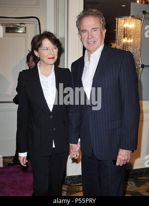 Warren Beatty et Annette Bening au VarietyÕs 3e pouvoir des femmes Déjeuner à Beverly Hills.Warren Beatty et Annette Bening  35 ------------- Red Carpet Event, Vertical, USA, Cinéma, Célébrités, photographie, Bestof, Arts, Culture et divertissement, Célébrités Topix fashion / Vertical, Best of, événement dans la vie d'Hollywood, Californie - Tapis rouge et en backstage, USA, Cinéma, Célébrités, cinéma, télévision, Célébrités célébrités musique, photographie, Arts et culture, Bestof, divertissement, Topix, verticale de la famille de l'année 2011, enquête tsuni@Gamma-USA. Banque D'Images