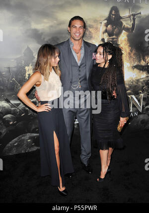 Zoe Kravitz ; Jason Momoa ; Lisa Bonet à la Conan le Barbare Premiere au Regal Theatre de Los Angeles.Zoe Kravitz ; Jason Momoa ; Lisa Bonet  37 ------------- Red Carpet Event, Vertical, USA, Cinéma, Célébrités, photographie, Bestof, Arts, Culture et divertissement, Célébrités Topix fashion / Vertical, Best of, événement dans la vie d'Hollywood, Californie - Tapis rouge et en backstage, USA, Cinéma, Célébrités, cinéma, télévision, Célébrités célébrités musique, photographie, Arts et culture, Bestof, divertissement, Topix, verticale de la famille de l'année 2011, enquête tsuni@ Banque D'Images