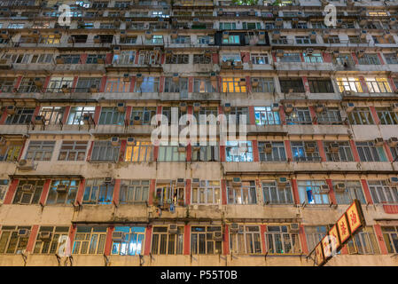 Bâtiment résidentiel surpeuplé à Hong Kong Banque D'Images