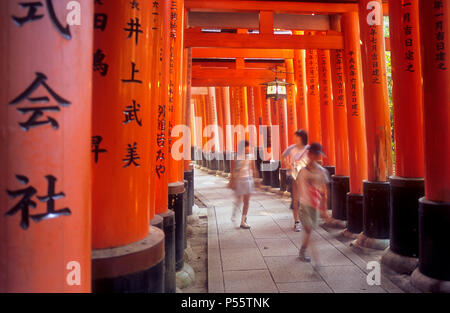 Portes Torii de Fushimi Inari-Taisha,sanctuaire à Kyoto, Japon Banque D'Images