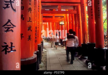 Portes Torii de Fushimi Inari-Taisha,sanctuaire à Kyoto, Japon Banque D'Images