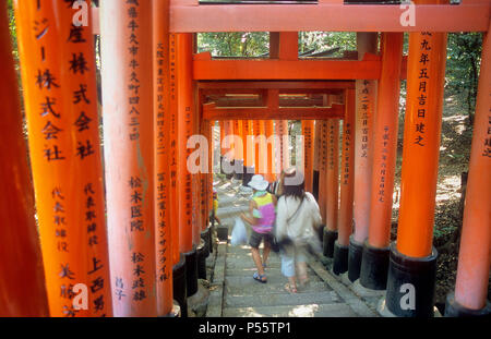 Portes Torii de Fushimi Inari-Taisha,sanctuaire à Kyoto, Japon Banque D'Images