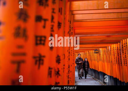 Portes Torii de Fushimi Inari-Taisha,sanctuaire à Kyoto, Japon Banque D'Images