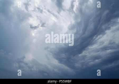 Tempête de pluie et de nuages sombres qui font de l'ombre dans le ciel noir. La pluie arrive bientôt Banque D'Images