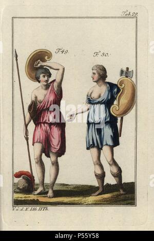 Amazon deux femmes guerrières avec lance, hache, bouclier et casque. Coloriée à la gravure sur cuivre de Robert von Spalart's 'tableau Historique des costumes des principaux peuples de l'Antiquité et du Moyen Age" (1797). Banque D'Images