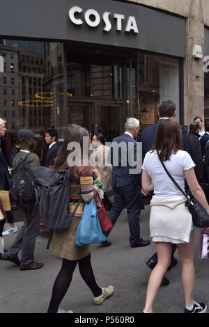 Une branche de l'coffeehouse, Costa Coffee sur Cannon Street dans la ville de Londres. Banque D'Images