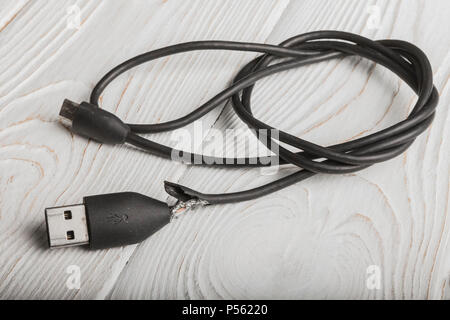 Casse du câble USB. Banque D'Images