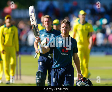 Dimanche 24 Juin 2018 , Unis Old Trafford, 5ème série d'ODI Royal London Angleterre v Australie ; Jos Butler d'Angleterre fête ses 110 pas o Banque D'Images