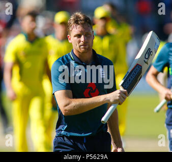 Dimanche 24 Juin 2018 , Unis Old Trafford, 5ème série d'ODI Royal London Angleterre v Australie ; Jos Butler d'Angleterre fête ses 110 pas o Banque D'Images