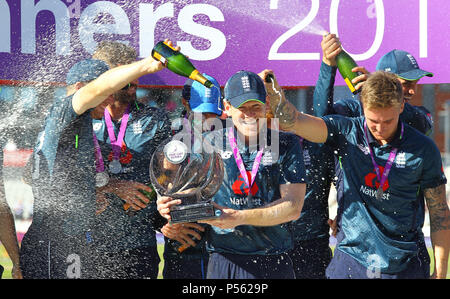 Dimanche 24 Juin 2018 , Unis Old Trafford, 5ème série d'ODI Royal London Angleterre v Australie ; Eoin Morgan (Capitaine) (C) de l'Angleterre célébrer Banque D'Images