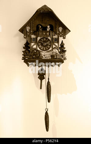 Horloge coucou en bois allemand traditionnel mur blanc vintage Banque D'Images