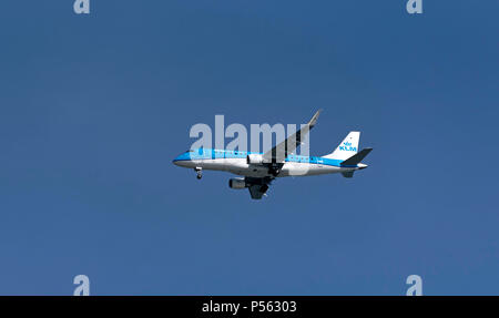 Southampton, Angleterre, Royaume-Uni. En 2018. Un avion Embraer ERJ KLM sur finale dans l'Aéroport International de Southampton. Banque D'Images