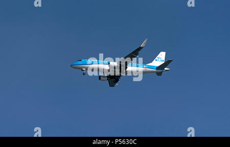 Southampton, Angleterre, Royaume-Uni. En 2018. Un avion Embraer ERJ KLM sur finale dans l'Aéroport International de Southampton. Banque D'Images