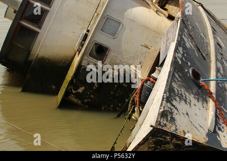 Paysages côtiers - Decay - un bateau chaviré épave gît sur le côté gauche à l'emplacement de sa dernière amarre. Essex, UK Banque D'Images