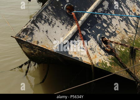 Paysages côtiers - Decay - un bateau chaviré épave gît sur le côté gauche à l'emplacement de sa dernière amarre. Essex, UK Banque D'Images