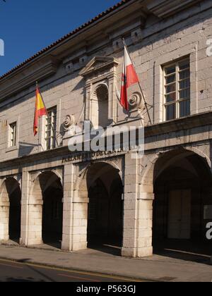 PARLAMENTO DE CANTABRIA, anteriormente denominado Asamblea Regional. Vista exterior del Edificio que ocupa las dependencias del Antiguo Hospital de San Rafael, construido por el arquitecto José municipal ALDAY FERNANDEZ en 1791. El edificio es de aire neoclásico y la fachada norte aparece porticada. SANTANDER. La Cantabrie. España. Banque D'Images