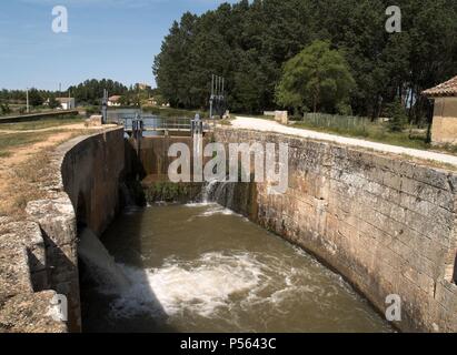 CANAL DE CASTILLA. Perteneciente a la cuenca del río Duero, toma sus Aguas del río Pisuerga, a la altura de Alar del Rey. FROMISTA. Provincia de Palencia. Castille-león. España. Banque D'Images