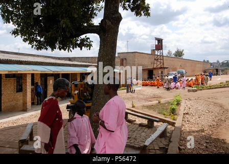 Le RWANDA, Gitarama , prison avec 7500 prisonnier , surtout pour les crimes de génocide hutu , prisonnier en vêtements orange : déjà condamné, rose vêtements : en attente d'accusation , enfant prisonnier Banque D'Images