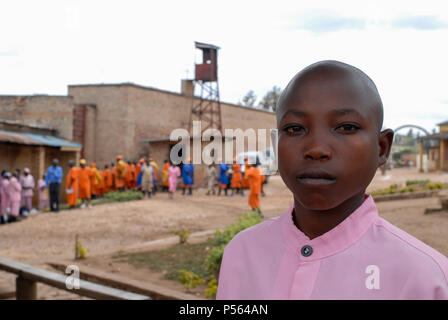 Le RWANDA, Gitarama , prison avec 7500 prisonnier , surtout pour les crimes de génocide hutu , prisonnier en vêtements orange : déjà condamné, le rose des vêtements : l'attente pour l'accusation, prisonnier de l'enfant Banque D'Images