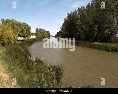 CANAL DE CASTILLA. Perteneciente a la cuenca del río Duero, toma sus Aguas del río Pisuerga, a la altura de Alar del Rey. FROMISTA. Provincia de Palencia. Castille-león. España. Banque D'Images