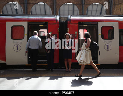 Les passagers d'un London North Eastern Railway (LNER) former au cours de la manifestation de lancement du nouveau service qui remplace l'échec de la franchise ferroviaire Virgin Trains Côte est (VTEC) à la gare de Kings Cross à Londres. Banque D'Images