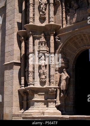 ARTE RENACIMIENTO. ESPAÑA. Detalle de la fachada plateresca de la BASILIQUE DE SANTA MARIA LA MAYOR. A la izquierda, SAN JUAN escribiendo el Evangelio con la representación del ángel tetramorfo a su lado. A la derecha, sobre uno de los contrafuertes, imagen de TEUCRO, personaje mitológico pagano fundador de Pontevedra. PONTEVEDRA. La Galice. Banque D'Images