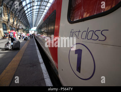 Les passagers d'un London North Eastern Railway (LNER) former au cours de la manifestation de lancement du nouveau service, qui remplace l'échec de la franchise ferroviaire Virgin Trains Côte est (VTEC), à la gare de Kings Cross à Londres. Banque D'Images