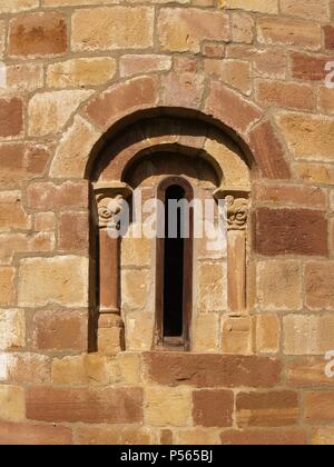 ARTE ROMANICO. ESPAÑA. Eglise DE SAN ANDRES DE COTILLO. Templo de una sóla nef y un único ábside, construida en el siglo XII. Detalle de una de las ventanas del ábside con arco de medio punto. Anievas. La Cantabrie. Banque D'Images