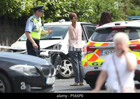 Un véhicule endommagé dans l'enceinte de l'église de l'Immaculée Conception à Clondalkin, Dublin sud, deux personnes se sont retrouvées à l'hôpital dans un état critique après une voiture dans un groupe de piétons à l'église. Banque D'Images