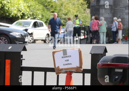 Un véhicule endommagé dans l'enceinte de l'église de l'Immaculée Conception à Clondalkin, Dublin sud, deux personnes se sont retrouvées à l'hôpital dans un état critique après une voiture dans un groupe de piétons à l'église. Banque D'Images