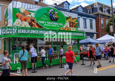 Paris, France - 21 juin 2018 : légumes frits sont proposés à la vente à jour du Jubilé, le plus grand, plus d'une journée, juste sur la rue Banque D'Images