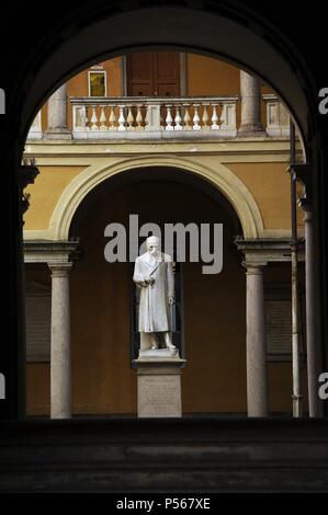 L'Italie. Pavia. Dans la cour de l'Université de Pavie. Statue de Camillo Golgi (1843-1926), médecin italien, pathologiste, scientifique, et Prix Nobel. Banque D'Images