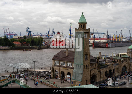 Hambourg, Allemagne - 13 juin 2018 : vue sur le port de Hambourg et le nom du chantier naval Blohm  + Voss à la lumière du jour et ciel nuageux. Banque D'Images