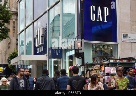 Les consommateurs, les touristes et les employés de bureau passent devant l'écart phare magasin sur Oxford Street au centre de Londres Banque D'Images