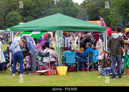 Les personnes bénéficiant de la musique et de manger sous un pavillon à l'Afrique 2018 Oye music festival à Sefton Park, Liverpool. Banque D'Images