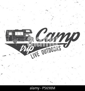 Voyage du camp. Vivre à l'extérieur. Vector illustration. Concept pour chemise ou d'un logo, d'impression, de timbres ou de pièce en t. Typographie vintage design avec le camping-car silhouette. Illustration de Vecteur