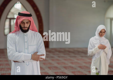 L'homme et de la femme musulmane pour prier Allah dans la mosquée ensemble Banque D'Images