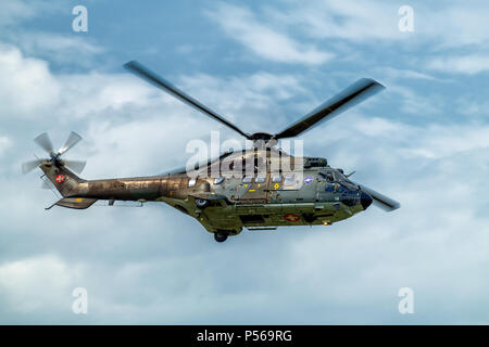 Eurocopter Aerospatiale AS 332 hélicoptère Super Puma de la Swiss Air Force pendant l'affichage d'acrobatie Banque D'Images