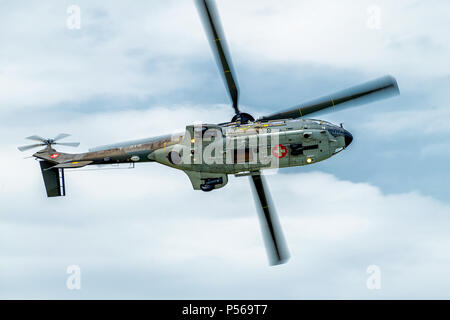 Eurocopter Aerospatiale AS 332 hélicoptère Super Puma de la Swiss Air Force pendant l'affichage d'acrobatie Banque D'Images