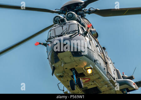 Eurocopter Aerospatiale AS 332 hélicoptère Super Puma de la Swiss Air Force pendant l'affichage d'acrobatie Banque D'Images